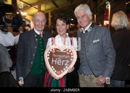 Gottfried Zmeck, Vorstandsvorsitzender der Mainstream Media AG, Gerda Steiner und Frederic Meisner (von links nach rechts) auf der Wiesn Feier der GoldStar TV-Kanal in der Wein Zelt. [Automatisierte Übersetzung] Stockfoto