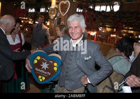 TV-Moderator Frederic Meisner auf der Wiesn Feier der GoldStar TV-Kanal in der Wein Zelt. [Automatisierte Übersetzung] Stockfoto