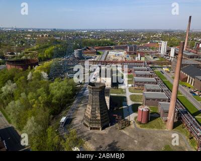 Weltkulturerbe Zeche Zollverein, Kokerei Zollverein, Metall Rahmen der Kühltürme, der Kamm Gebäude auf der rechten Seite das Gebäude Stockfoto