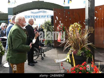 Auf der 39. Jahrestag der Bombenanschlag auf das Oktoberfest in München, Oberbürgermeister Dieter Reiter (3. von links) im Gedenken an die Opfer der Rechtsextremen Angriff zusammen mit Überlebenden vor dem Mahnmal auf der Theresienwiese. [Automatisierte Übersetzung] Stockfoto