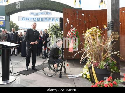 Auf der 39. Jahrestag der Bombenanschlag auf das Oktoberfest in München, Oberbürgermeister Dieter Reiter (l) erinnert an die Opfer der Rechtsextremen Angriff zusammen mit Überlebenden vor dem Mahnmal auf der Theresienwiese. [Automatisierte Übersetzung] Stockfoto