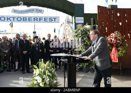 Auf der 39. Jahrestag der Bombenanschlag auf das Oktoberfest in München, Journalist Ulrch Chaussy spricht vor dem Mahnmal auf der Theresienwiese über die skandalösen Aufarbeitung der Rechtsextremen Angriff. [Automatisierte Übersetzung] Stockfoto