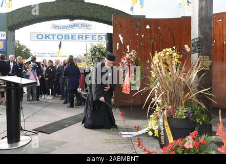 Auf der 39. Jahrestag der Bombenanschlag auf das Oktoberfest in München, Erzpriester Apostolos Malamoussis erinnert an die Opfer der Rechtsextremen Angriff vor dem Mahnmal auf der Theresienwiese. [Automatisierte Übersetzung] Stockfoto