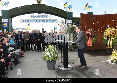 Auf der 39. Jahrestag der Bombenanschlag auf das Oktoberfest in München, Journalist Ulrch Chaussy spricht vor dem Mahnmal auf der Theresienwiese über die skandalösen Aufarbeitung der Rechtsextremen Angriff. [Automatisierte Übersetzung] Stockfoto