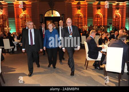 Bundeskanzlerin Angela Merkel, flankiert von SZ-Chefredakteur Kurt Kister und Geschäftsführer der Süddeutscher Verlag Stefan Hilscher (rechts) in der Nacht der europäischen Wirtschaft an der SZ-Wirtschaftsgipfel in Berlin. [Automatisierte Übersetzung] Stockfoto