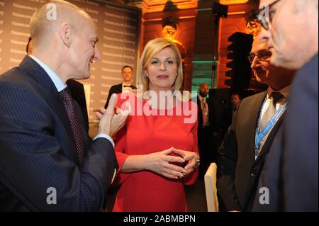 Der kroatische Präsident Kolinda Grabar-Kitarovic in der Nacht der Europäischen Wirtschaft. Zu ihrer Linken ist der Chefredakteur der Süddeutschen Zeitung Wolfgang Krach. [Automatisierte Übersetzung] Stockfoto