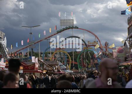 Masse und Achterbahn Olympia Looping auf der Münchner Wiesn. [Automatisierte Übersetzung] Stockfoto