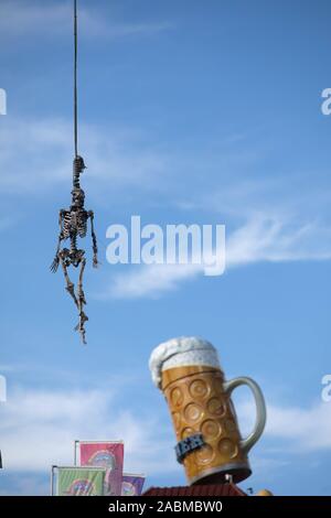 Paulaner benutzerdefinierte Kanne und Skelett aus die Fahrt "Fahrt zur Hölle" auf der Münchner Wiesn. [Automatisierte Übersetzung] Stockfoto