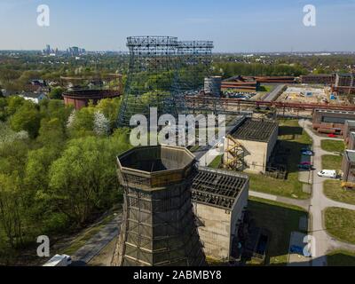 Weltkulturerbe Zeche Zollverein, Kokerei Zollverein, Metall Rahmen der Kühltürme, das Gebäude der RAG-Stiftung und RAG I Stockfoto