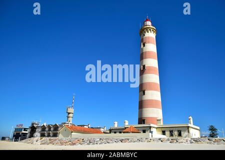 Der Leuchtturm in Barra Beach in der Nähe von Peniche Portugal. Es ist der zweithöchste Leuchtturm in Europa Stockfoto