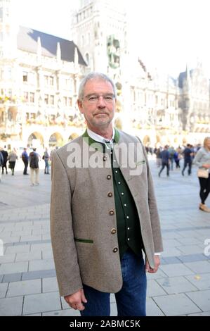 SPD-Fraktionschef Alexander Reissl verkündet seinen Wechsel von SPD, CSU CSU München bei einer Pressekonferenz im Rathaus. Das Bild zeigt ihn ein Foto vor dem Rathaus am Marienplatz. [Automatisierte Übersetzung] Stockfoto