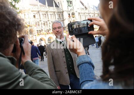 SPD-Fraktionschef Alexander Reissl verkündet seinen Wechsel von SPD, CSU CSU München bei einer Pressekonferenz im Rathaus. Das Bild zeigt ihn ein Foto vor dem Rathaus am Marienplatz. [Automatisierte Übersetzung] Stockfoto