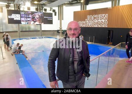 Inhaber Jochen Schweizer vor der künstlichen Surf Wave in der 'Jochen-Schweizer-Arena München' Freizeitzentrum in der Nähe von Taufkirchen. [Automatisierte Übersetzung] Stockfoto