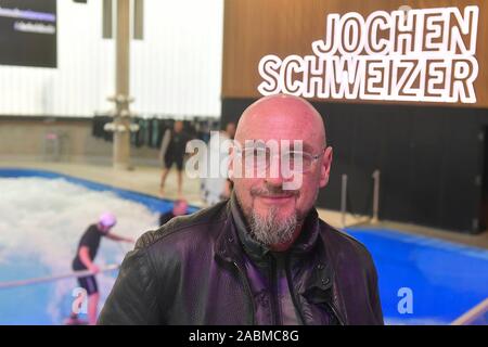 Inhaber Jochen Schweizer vor der künstlichen Surf Wave in der 'Jochen-Schweizer-Arena München' Freizeitzentrum in der Nähe von Taufkirchen. [Automatisierte Übersetzung] Stockfoto