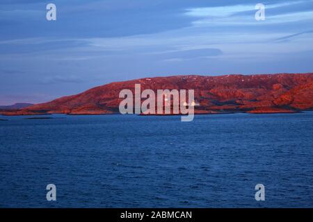 Norwegische Küste im abendlichen Sonnenlicht getaucht. Stockfoto