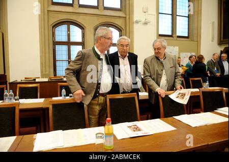 Der ehemalige SPD-Fraktionschef Alexander Reissl (li.), der die CSU geworden ist, setzt sich neben seinen neuen Fraktion Kollege Walter Zöller (m.) Auf der Plenartagung des Muenchner Stadtrat in der grossen Sitzung Halle des Rathauses. [Automatisierte Übersetzung] Stockfoto