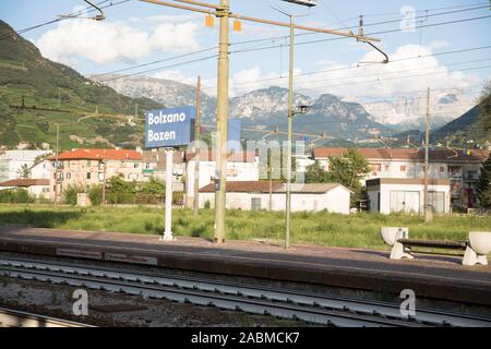 Blick auf den Bahnhof von der Südtiroler Hauptstadt Bozen. [Automatisierte Übersetzung] Stockfoto