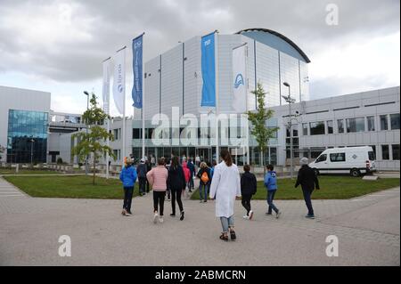 Tag am Garching Forschungseinrichtung öffnen: Doktoranden an der Technischen Universität München führen die Kinder durch die Forschungseinrichtung der TU in Garching auf der 'Door Opener Tag", der ARD und der Endung mit der Maus' organisieren in ganz Deutschland. [Automatisierte Übersetzung] Stockfoto