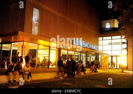 Lange Nacht der Münchner Museen: Im Bild Besucher vor dem Lenbachhaus. [Automatisierte Übersetzung] Stockfoto