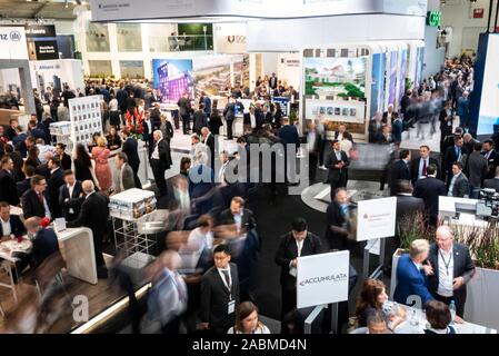 Eine Übersicht Bild zeigt die Besucher der Expo Real am Dienstag, 8. Oktober 2019 auf der Messe in München (Oberbayern). [Automatisierte Übersetzung] Stockfoto