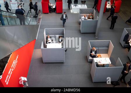 Eine Übersicht Bild zeigt die Besucher der Expo Real am Dienstag, 8. Oktober 2019 auf der Messe in München (Oberbayern). [Automatisierte Übersetzung] Stockfoto