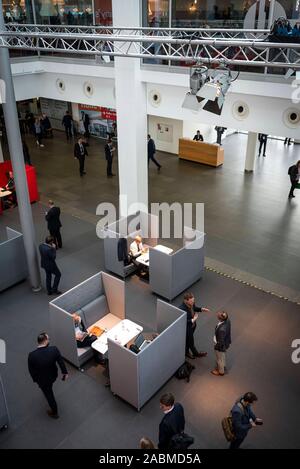 Eine Übersicht Bild zeigt die Besucher der Expo Real am Dienstag, 8. Oktober 2019 auf der Messe in München (Oberbayern). [Automatisierte Übersetzung] Stockfoto