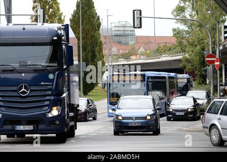 Bus der Münchner Verkehrsgesellschaft (MVG) in dichtem Verkehr auf dem Mittleren Ring an der Ausfahrt Arnulfstraße. [Automatisierte Übersetzung] Stockfoto