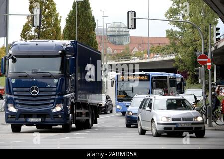 Bus der Münchner Verkehrsgesellschaft (MVG) in dichtem Verkehr auf dem Mittleren Ring an der Ausfahrt Arnulfstraße. [Automatisierte Übersetzung] Stockfoto