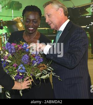 Die kenianischen Germanist, Soziologe, Journalist und Autor Auma Obama wird über die Arbeit ihrer Stiftung auti Kuu" (Starke Stimmen) in Kenia sprechen als Ehrengast bei der neunten Benefiz-gala der BayWa Stiftung in den Eisbachstudios. Das Bild zeigt sie mit Klaus-Josef Lutz, CEO der BayWa AG. [Automatisierte Übersetzung] Stockfoto