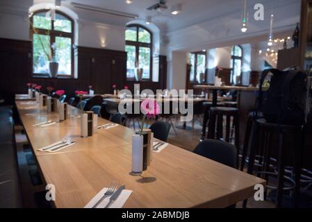 Tisch im Schwabinger "Wassermann" in die Herzogstraße 22. [Automatisierte Übersetzung] Stockfoto