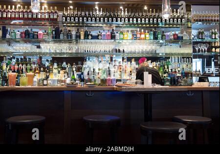 Flasche Sortiment hinter der Bar des Schwabinger 'Wassermann' in die Herzogstraße 22. [Automatisierte Übersetzung] Stockfoto