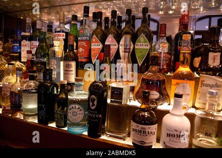 Flasche Sortiment hinter der Bar des Schwabinger 'Wassermann' in die Herzogstraße 22. [Automatisierte Übersetzung] Stockfoto