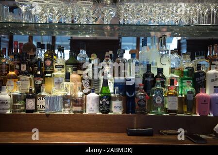 Flasche Sortiment hinter der Bar des Schwabinger 'Wassermann' in die Herzogstraße 22. [Automatisierte Übersetzung] Stockfoto