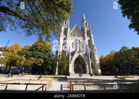 St. Paul's Kirche mit dem neu gestalteten St. Paul's Square in München Ludwigvorstadt Stadtteil. [Automatisierte Übersetzung] Stockfoto