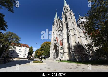 St. Paul's Kirche mit dem neu gestalteten St. Paul's Square in München Ludwigvorstadt Stadtteil. [Automatisierte Übersetzung] Stockfoto
