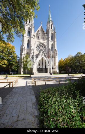 St. Paul's Kirche mit dem neu gestalteten St. Paul's Square in München Ludwigvorstadt Stadtteil. [Automatisierte Übersetzung] Stockfoto