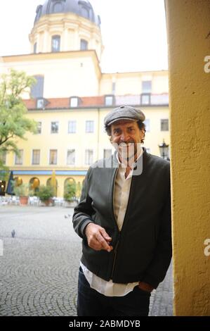 Der Schauspieler, Autor und Dichter Helmfried von Lüttichau, am Theatinerhof in München aufgezeichnet. [Automatisierte Übersetzung] Stockfoto