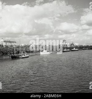 1950er Jahre, Historica, Blick auf die Themse und die Skyline von London, St Paul's Cathedral in der Ferne. Stockfoto