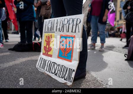 Unter dem Motto "Schwangerschaftsabbruch aus dem Strafgesetzbuch' Männer und Frauen in München (Oberbayern) am Samstag, 28. September 2019 am Max-Joseph-Platz unter Beweis stellen. [Automatisierte Übersetzung] Stockfoto