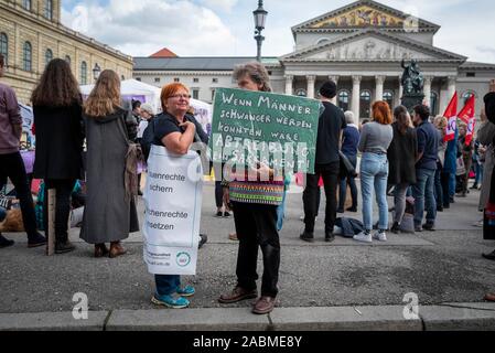 Unter dem Motto "Schwangerschaftsabbruch aus dem Strafgesetzbuch' Männer und Frauen in München (Oberbayern) am Samstag, 28. September 2019 am Max-Joseph-Platz unter Beweis stellen. [Automatisierte Übersetzung] Stockfoto