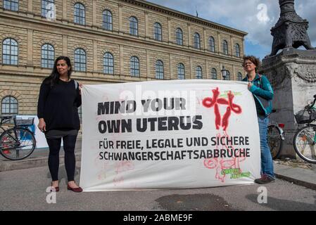 Unter dem Motto "Schwangerschaftsabbruch aus dem Strafgesetzbuch' Männer und Frauen in München (Oberbayern) am Samstag, 28. September 2019 am Max-Joseph-Platz unter Beweis stellen. [Automatisierte Übersetzung] Stockfoto