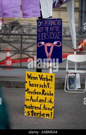 Unter dem Motto "Schwangerschaftsabbruch aus dem Strafgesetzbuch' Männer und Frauen in München (Oberbayern) am Samstag, 28. September 2019 am Max-Joseph-Platz unter Beweis stellen. [Automatisierte Übersetzung] Stockfoto