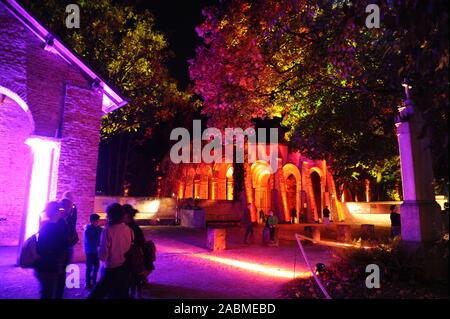 Leichte Installation auf dem alten südlichen Friedhof bei der Langen Nacht der Museen in München. [Automatisierte Übersetzung] Stockfoto