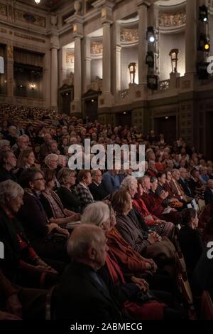 Zu Beginn der Serie 'Wärme und Wallung der Süddeutschen Zeitung und dem Münchner Kammerorchester, Theo Waigel und Clemens Schuldt Deutschland 30 Jahre nach der Wiedervereinigung: Publikum im Prinzregenten-Theater in München diskutieren. [Automatisierte Übersetzung] Stockfoto