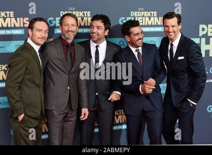 Von links nach rechts: Frederick Lau, Wotan Wilke Möhring, Bora Dagtekin (Regisseur), Elyas M'Barek und Florian David Fitz bei der Premiere des Films "Das perfekte Geheimnis" im Mathäser Kino in München. [Automatisierte Übersetzung] Stockfoto