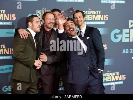 Von links nach rechts: Frederick Lau, Wotan Wilke Möhring, Bora Dagtekin (Regisseur), Elyas M'Barek und Florian David Fitz bei der Premiere des Films "Das perfekte Geheimnis" im Mathäser Kino in München. [Automatisierte Übersetzung] Stockfoto