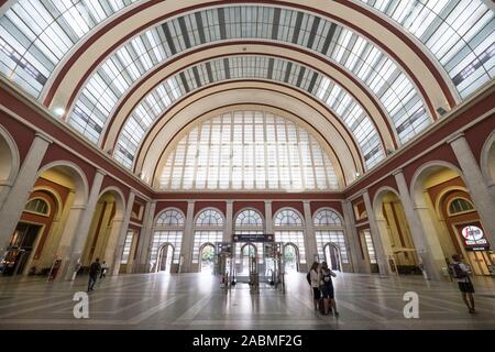 Italien, Turin: Bahnhofshalle des Torino Porta Nuova Bahnhof Stockfoto