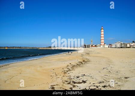 Der Leuchtturm in Barra Beach in der Nähe von Peniche Portugal. Es ist der zweithöchste Leuchtturm in Europa Stockfoto