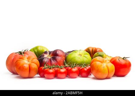 Verschiedene Arten von Tomaten auf weißem Hintergrund Stockfoto