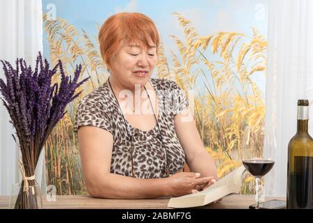 Eine asiatische Frau mit einem Buch Stockfoto